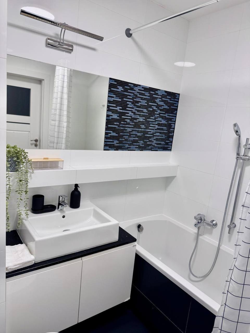 C- Home4U - Apartment With A City View Close To Aquapark, Parking In Secured Area Cracovia Exterior foto